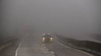 Hatay’ın bazı ilçelerinde etkili olan yoğun sis, görüş mesafesinin düşmesine