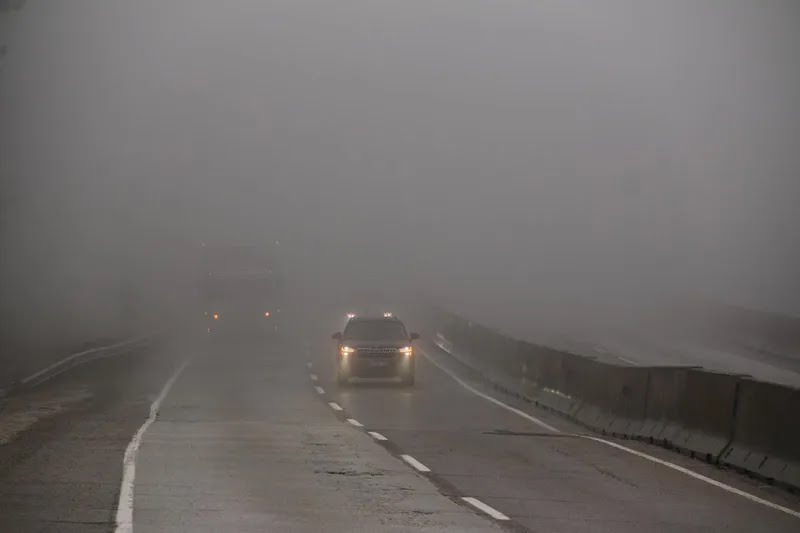Hatay’ın bazı ilçelerinde etkili olan yoğun sis, görüş mesafesinin düşmesine