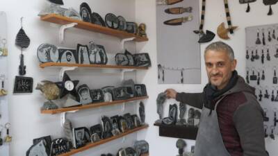 Hatay’da hobi olarak başladığı serpantin taşı işleme sanatını ekmek kapısı