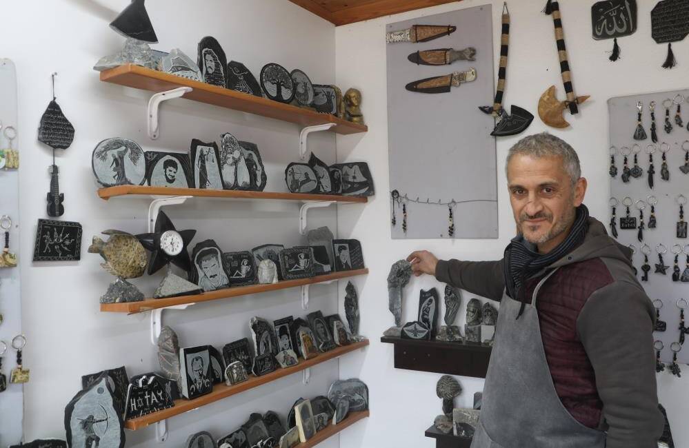 Hatay’da hobi olarak başladığı serpantin taşı işleme sanatını ekmek kapısı