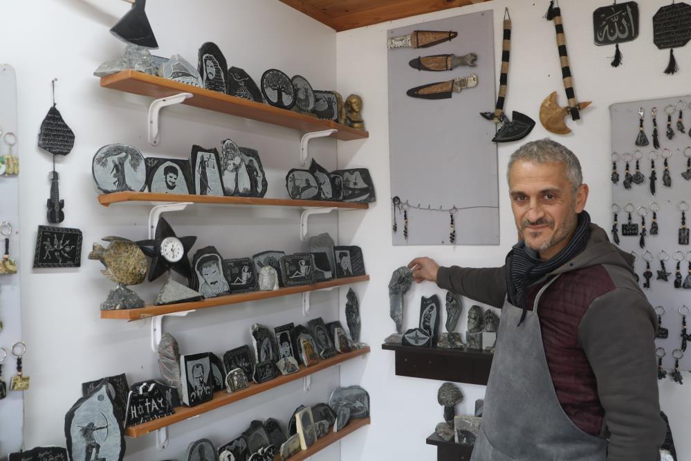 Hatay’da hobi olarak başladığı serpantin taşı işleme sanatını ekmek kapısı