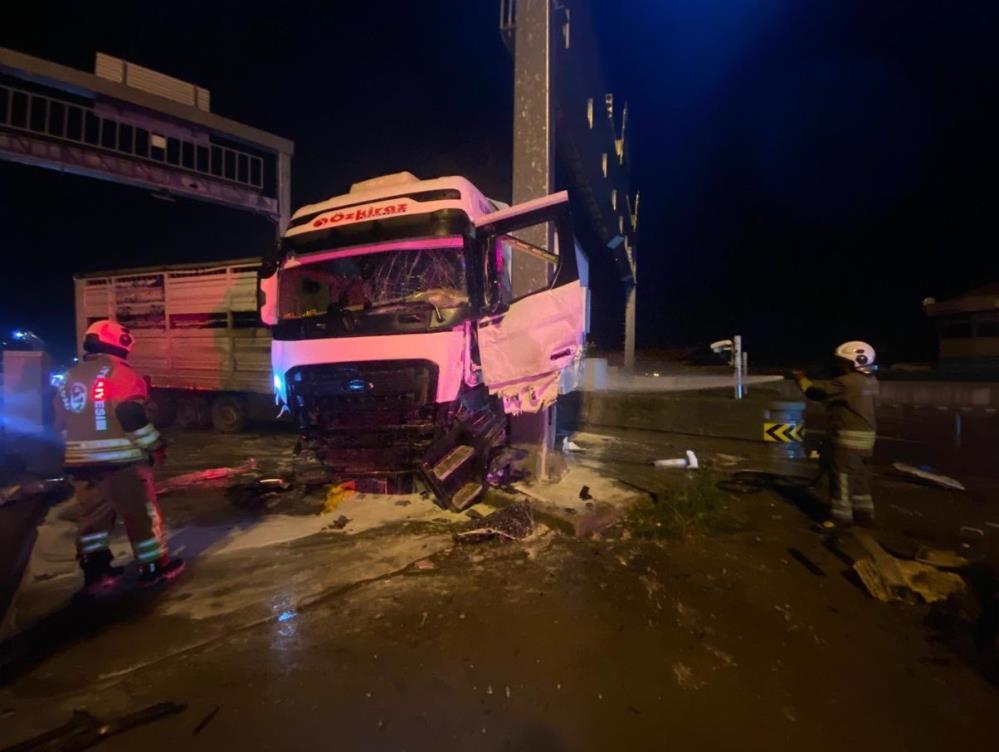 Hatay’ın Dörtyol ilçesinde, otoban gişelerinde meydana gelen trafik kazasında bir