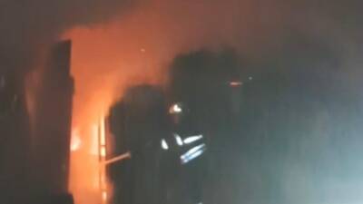 Hatay’ın Defne ilçesinde depo olarak kullanılan bir konteyner çıkan yangında