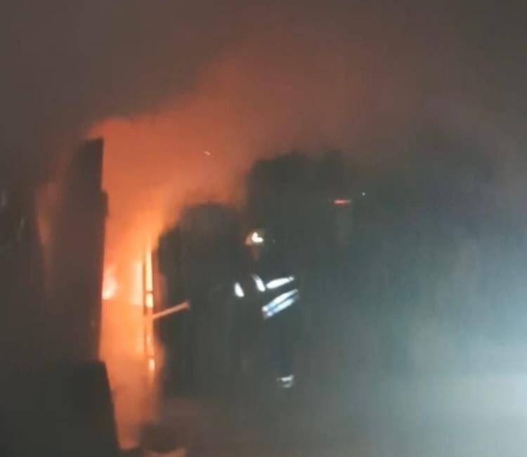 Hatay’ın Defne ilçesinde depo olarak kullanılan bir konteyner çıkan yangında