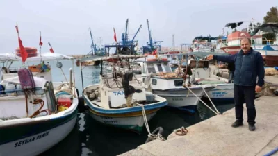 Hatay’ın Akdeniz’e kıyısı olan Samandağ ilçesinde fırtına öğle saatlerinden itibaren