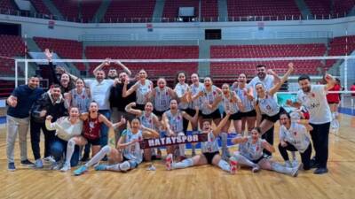 Kadın voleybolcular 2 maçta da 2-0 öne geçti, sonunda 3-2