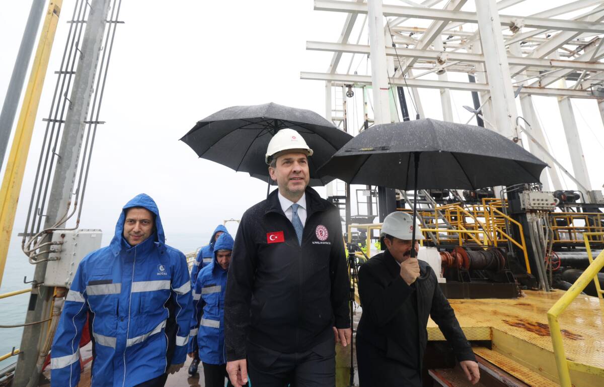 Enerji ve Tabii Kaynaklar Bakanı Alparslan Bayraktar, Hatay Valisi Mustafa