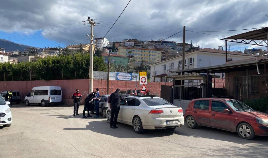 Hatay’ın İskenderun ilçesinde, polis ekipleri eğitim kurumlarının çevresinde kapsamlı denetimler