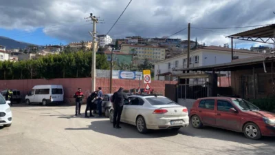 Hatay’ın İskenderun ilçesinde, polis ekipleri eğitim kurumlarının çevresinde kapsamlı denetimler