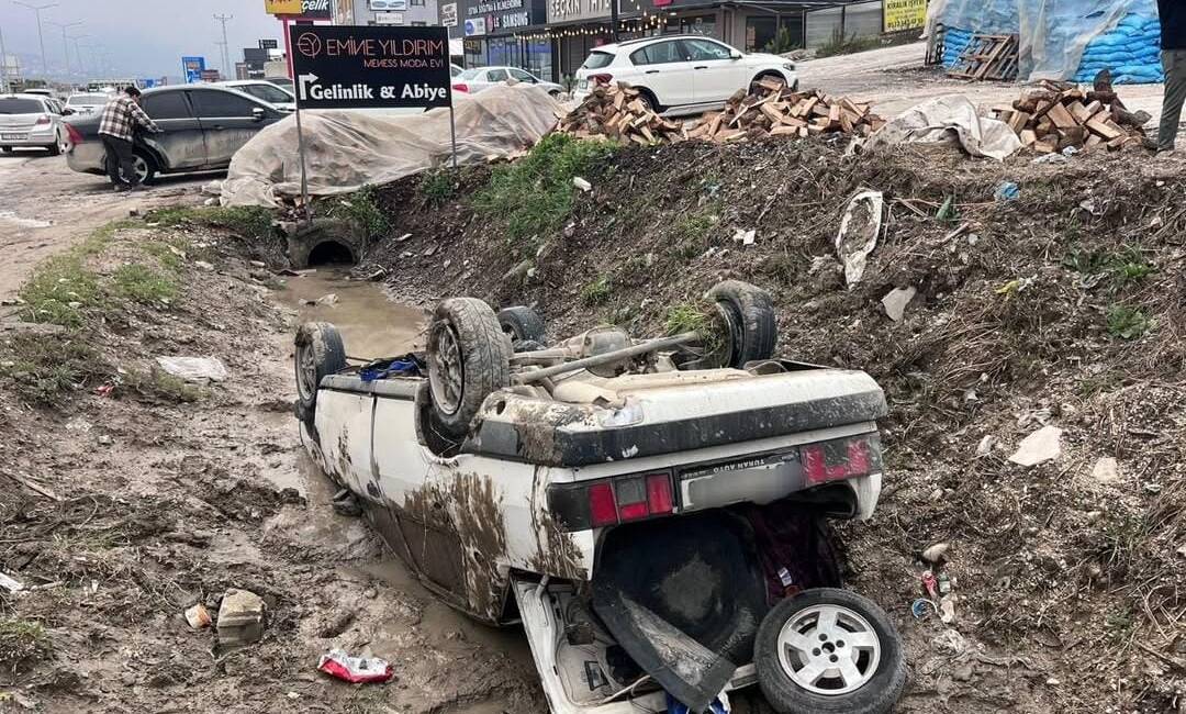 Hatay’ın Defne ilçesinde, Artes Hotel yakınlarında meydana gelen trafik kazasında