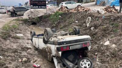 Hatay’ın Defne ilçesinde, Artes Hotel yakınlarında meydana gelen trafik kazasında