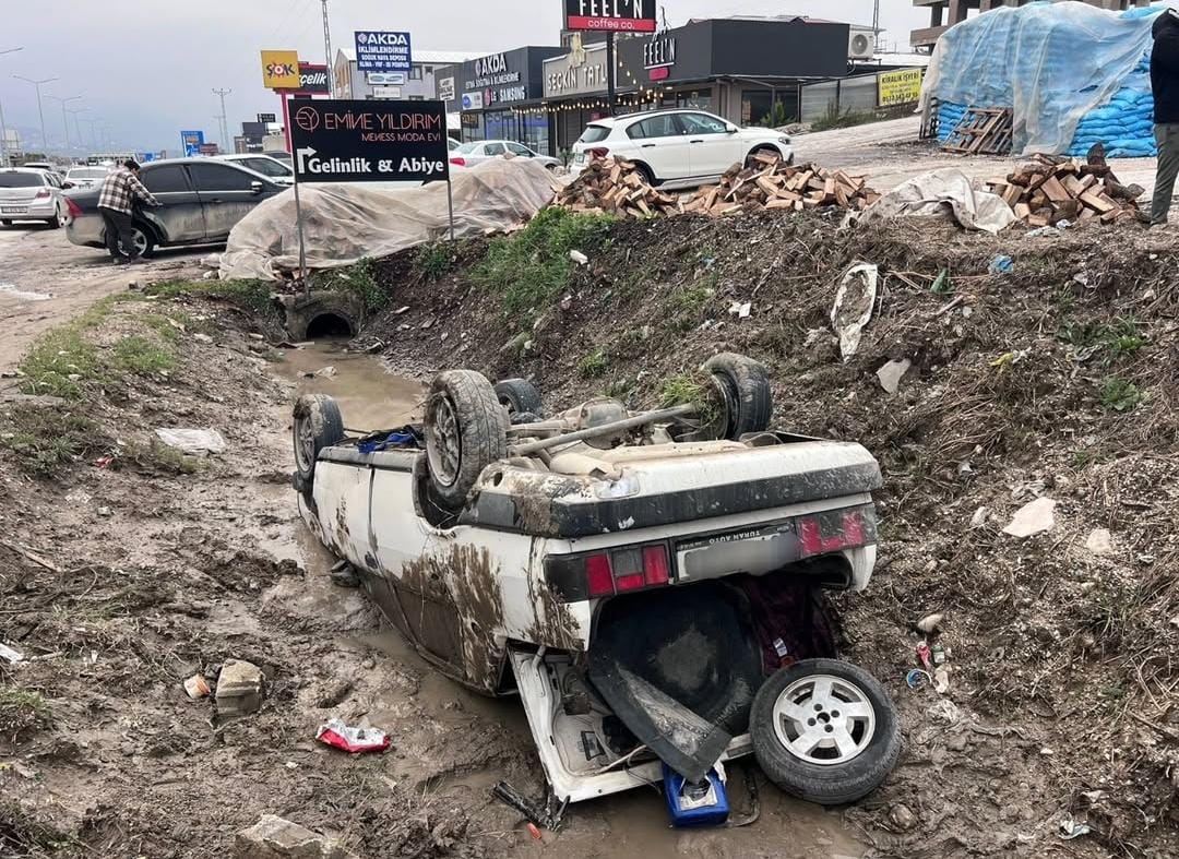 Hatay’ın Defne ilçesinde, Artes Hotel yakınlarında meydana gelen trafik kazasında