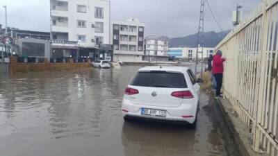 Hatay’ın İskenderun ilçesinde etkili olan sağanak yağış, günlük yaşamı olumsuz