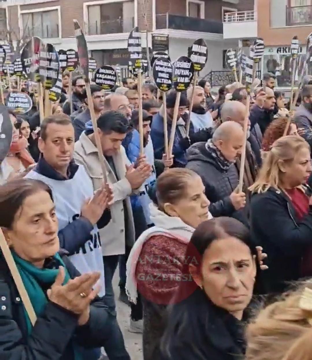 6 Şubat depremlerinin yıl dönümü dolayısıyla Hatay’da anma programları gerçekleştirildi.