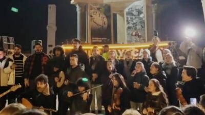 Üç yıl önce yaşanan yıkıcı ikiz depremlerin yıl dönümünde, Defne