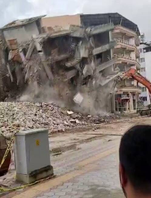 Hatay’ın Defne ilçesinde, 6 Şubat depremlerinde ağır hasar alan 5