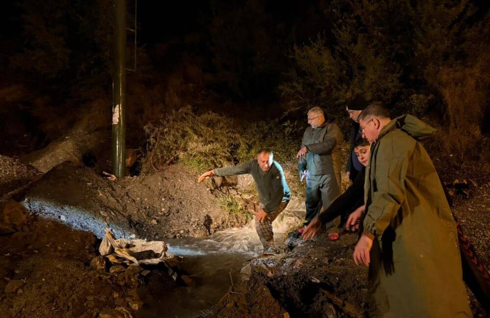 Hatay’da etkisini sürdüren sağanak yağış, Dörtyol ilçesinde heyelana neden oldu.