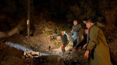 Hatay’da etkisini sürdüren sağanak yağış, Dörtyol ilçesinde heyelana neden oldu.