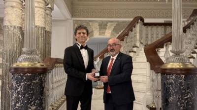 International Peace Prize ödüllü, dünyaca ünlü yazar, Nobel Barış Ödülü