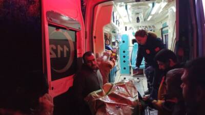 Hatay’ın Dörtyol ilçesinde ormanlık alanda şarampole devrilen iş makinesinin sürücüsü