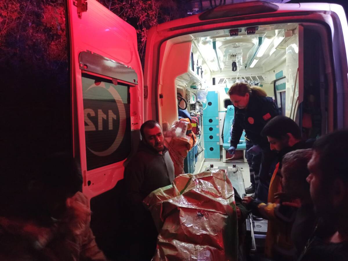 Hatay’ın Dörtyol ilçesinde ormanlık alanda şarampole devrilen iş makinesinin sürücüsü