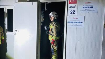 Hatay’ın Antakya ilçesinde depremzede bir ailenin yaşadığı konteyner, çıkan yangında