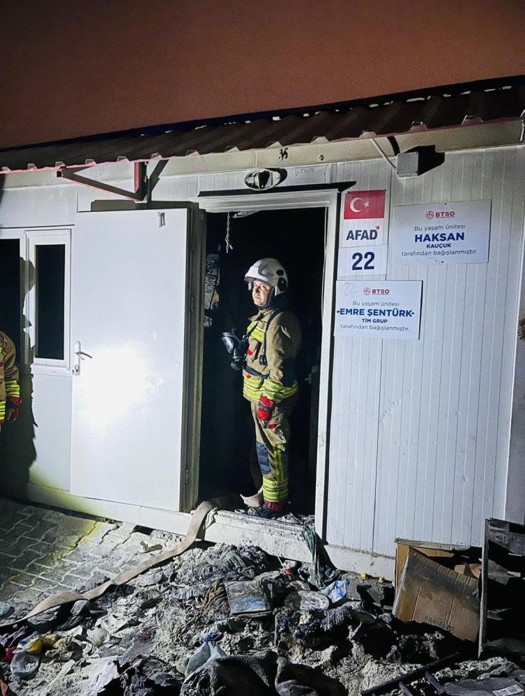 Hatay’ın Antakya ilçesinde depremzede bir ailenin yaşadığı konteyner, çıkan yangında