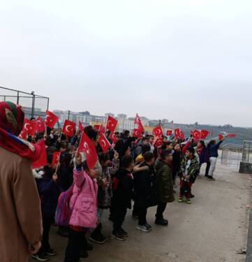İkinci dönemin ilk gününde, Hatay’daki okullarda ay yıldızlı Türk bayrakları