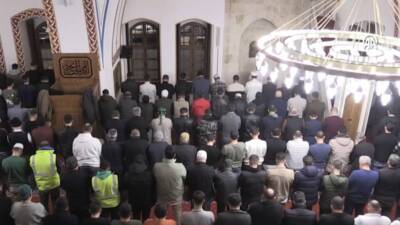 Berat Kandili dolayısıyla Hatay genelindeki camilerde düzenlenen programlarda vatandaşlar manevi