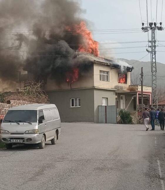 Hatay’ın Erzin ilçesinde çıkan yangında iki katlı müstakil ev tamamen
