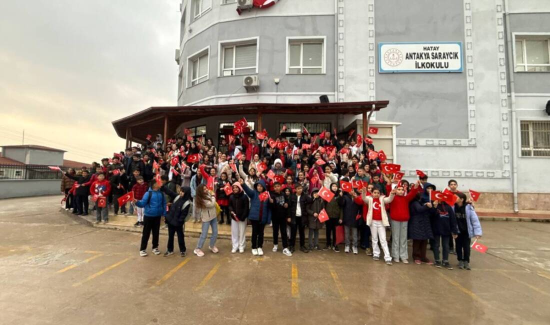 Hatay’ın Antakya ilçesinde bulunan Saraycık Mahallesi Ortaokulu’nda, Türk Bayrağı teması