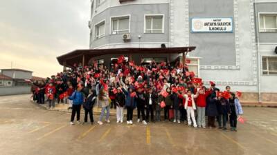 Hatay’ın Antakya ilçesinde bulunan Saraycık Mahallesi Ortaokulu’nda, Türk Bayrağı teması