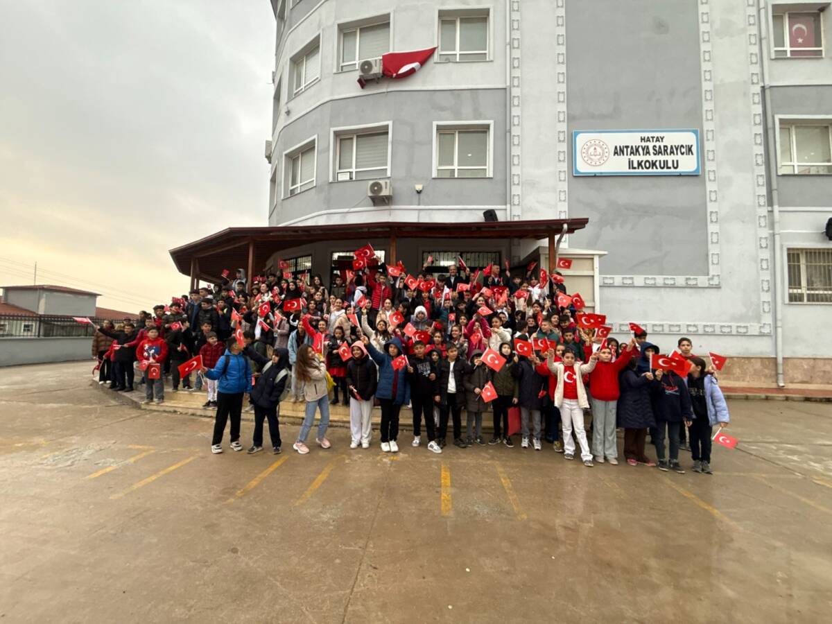 Hatay’ın Antakya ilçesinde bulunan Saraycık Mahallesi Ortaokulu’nda, Türk Bayrağı teması