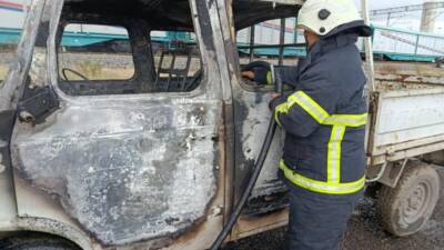 Hatay’ın Payas ilçesinde park halindeki bir kamyonet, bir anda alevler