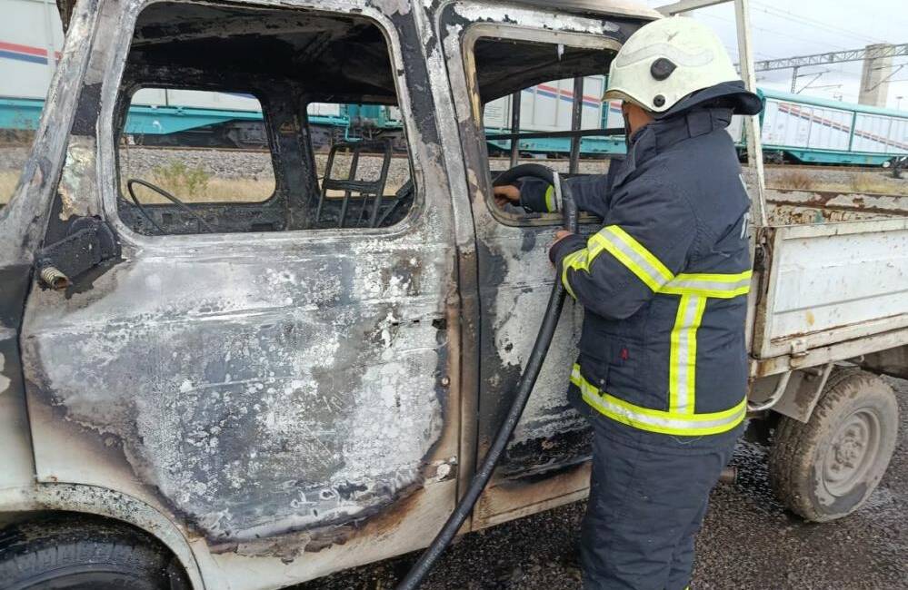 Hatay’ın Payas ilçesinde park halindeki bir kamyonet, bir anda alevler