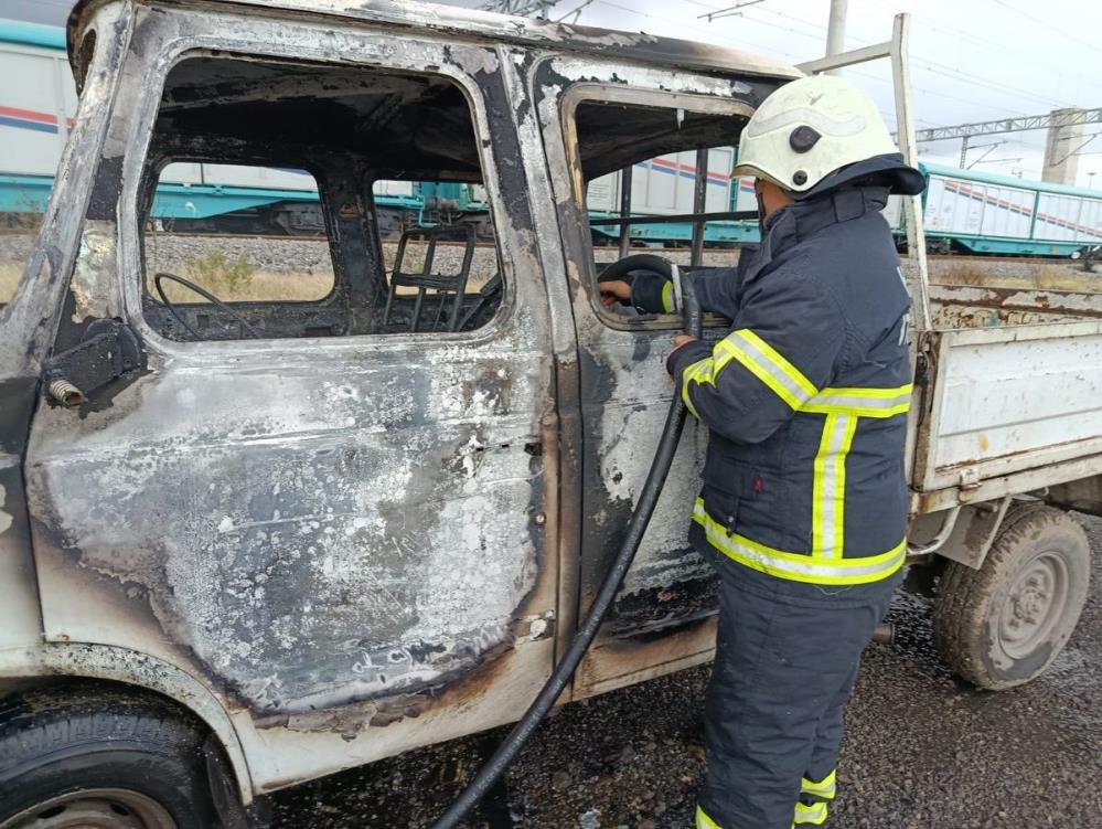 Hatay’ın Payas ilçesinde park halindeki bir kamyonet, bir anda alevler
