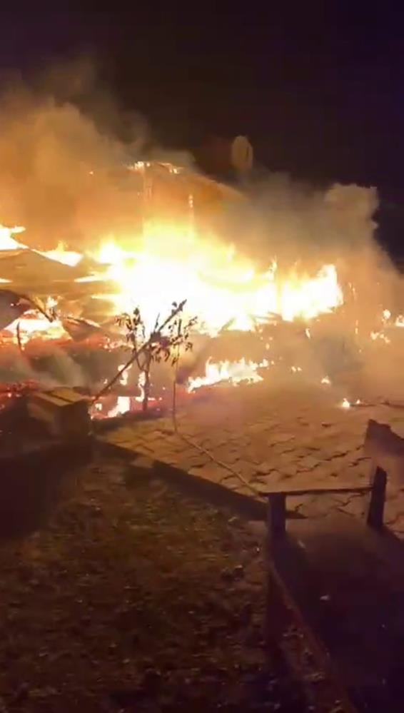 Hatay’da yaşadığı ahşap ev alevlere teslim olan emekli polis memuru