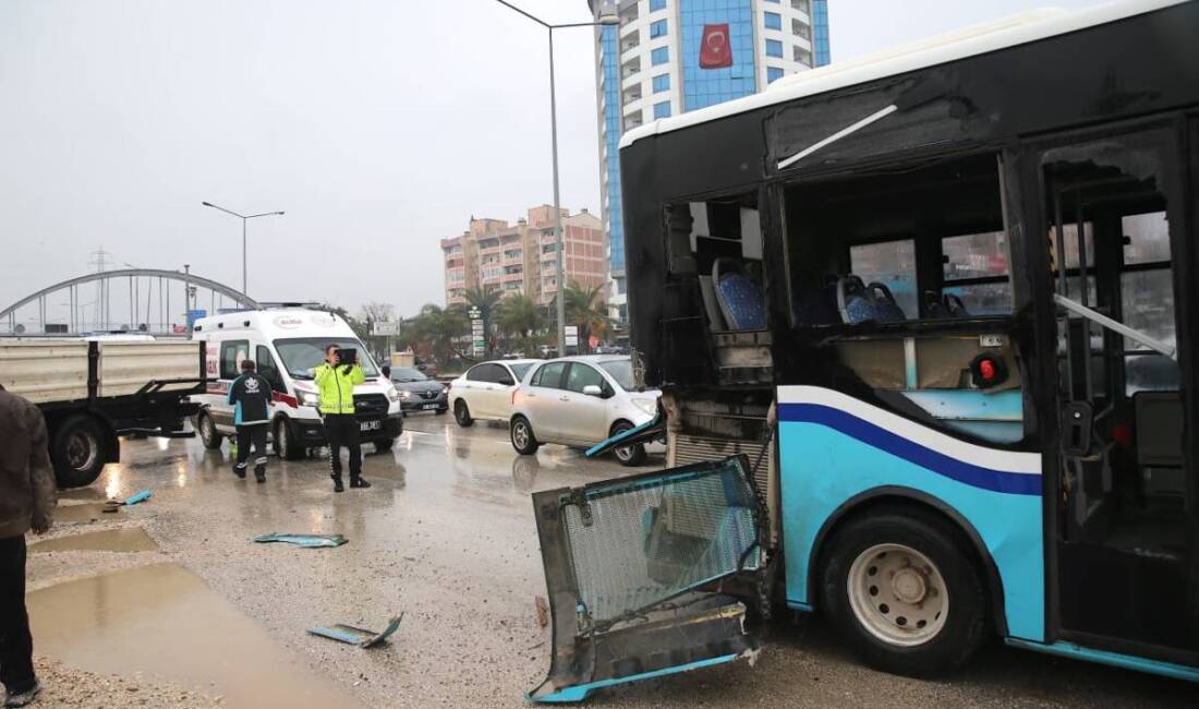 Hatay’ın merkez Antakya ilçesinde meydana gelen trafik kazasında tırın yolcu