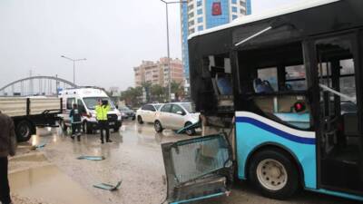 Hatay’ın merkez Antakya ilçesinde meydana gelen trafik kazasında tırın yolcu