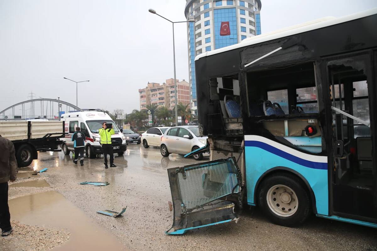 Hatay’ın merkez Antakya ilçesinde meydana gelen trafik kazasında tırın yolcu