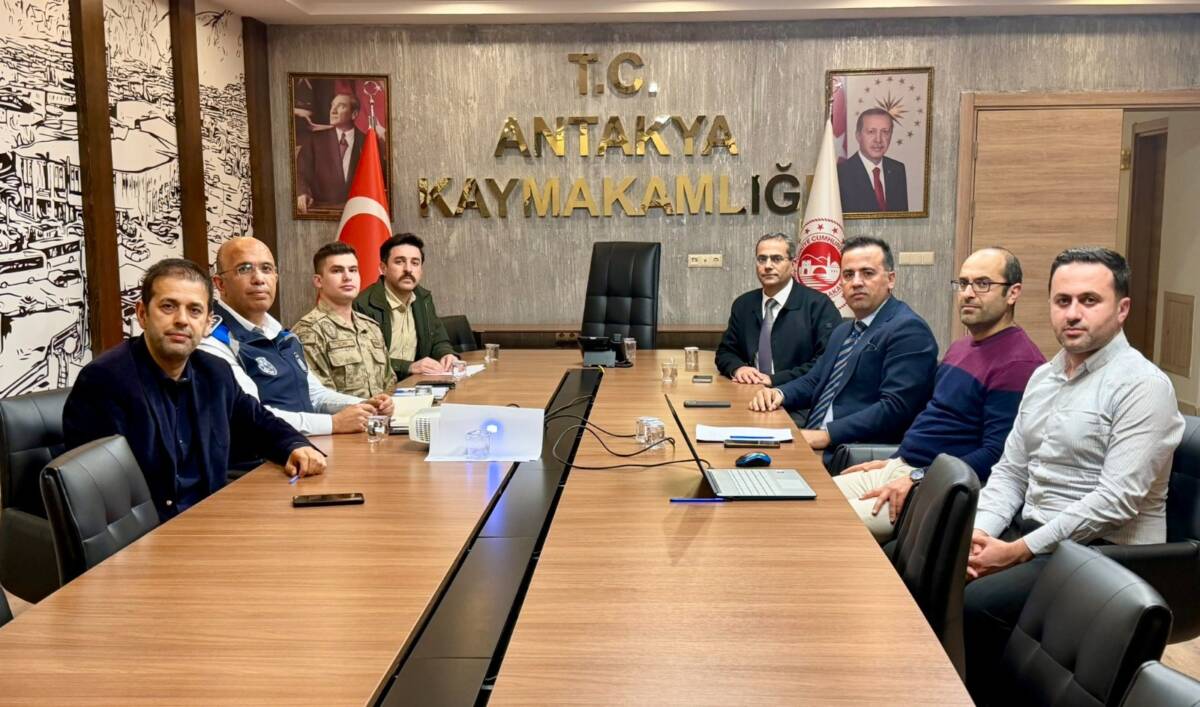 Antakya’da eğitim kurumlarında güvenliğin artırılmasına yönelik kapsamlı bir değerlendirme toplantısı