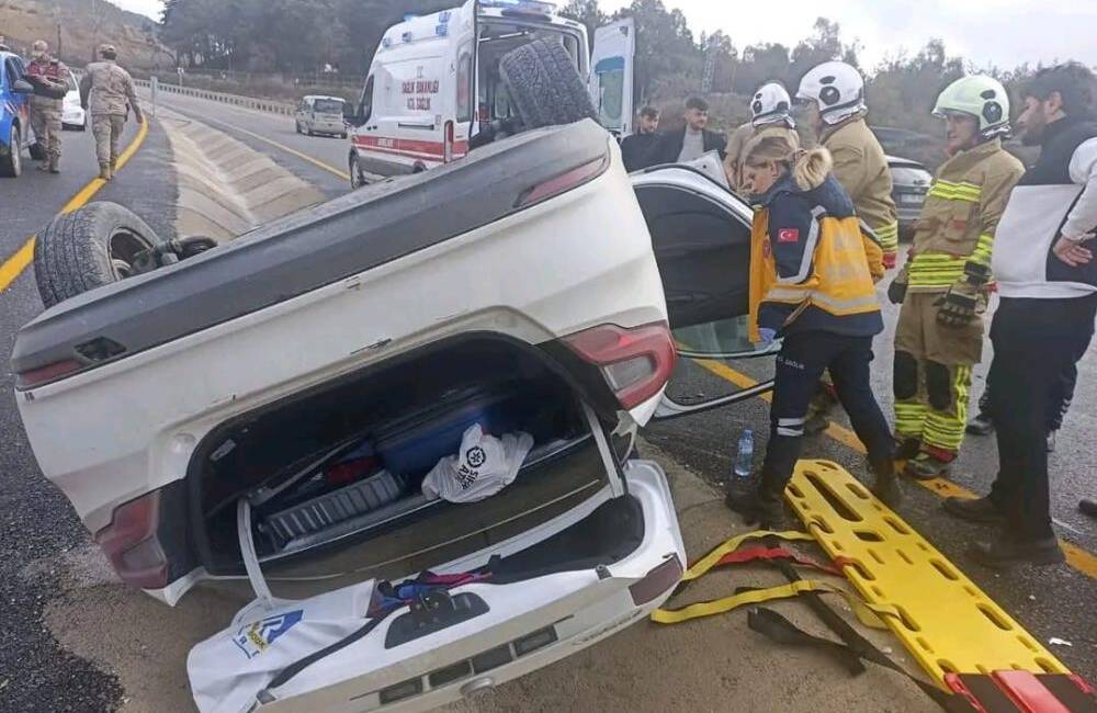 Hatay’ın Yayladağı ilçesinde meydana gelen trafik kazasında, kontrolden çıkan otomobil