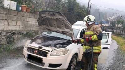 Hatay’ın Dörtyol ilçesinde seyir halindeyken motor bölümünden dumanlar yükselen bir