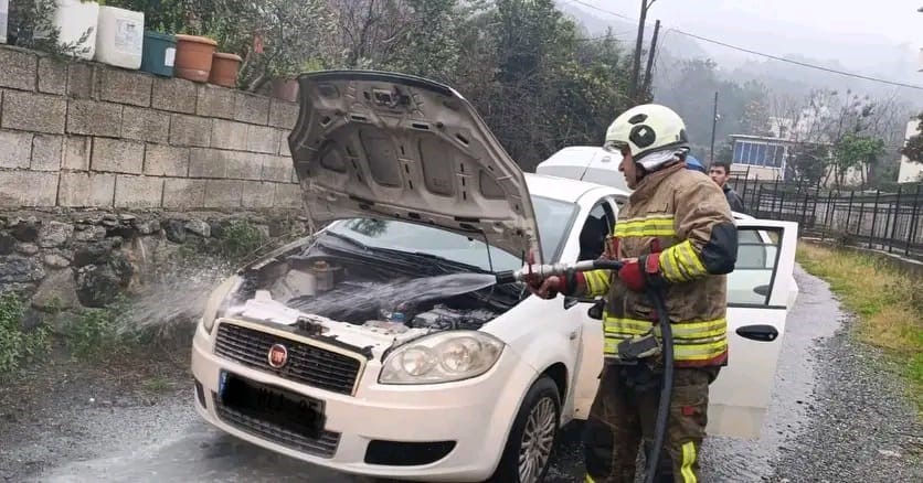 Hatay’ın Dörtyol ilçesinde seyir halindeyken motor bölümünden dumanlar yükselen bir