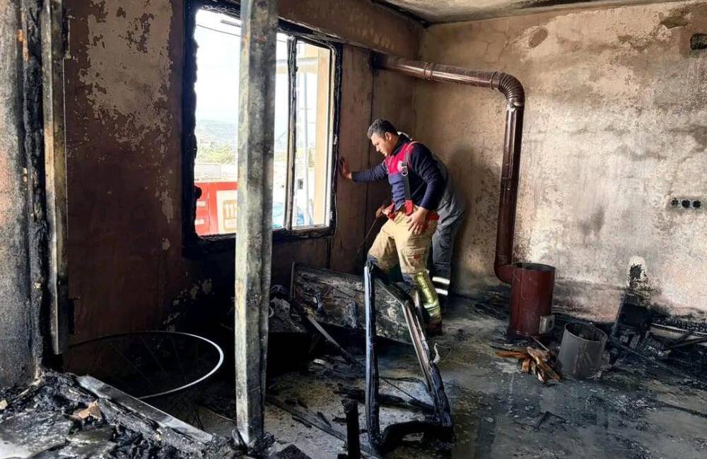 Hatay’ın Antakya ilçesinde bir evde çıkan yangın paniğe neden oldu.