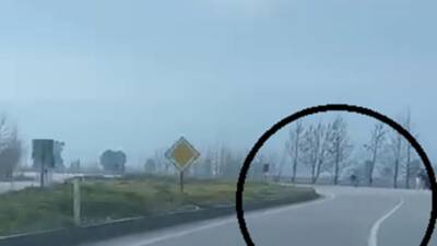 Hatay’da trafikte sergilediği tehlikeli akrobasiyle hem kendi hayatını hem de