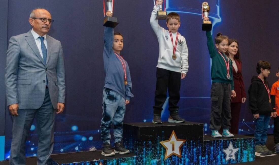 Hatay’ın Samandağ ilçesinde yaşayan genç satranç sporcusu Demir Arslan İlbeyi,