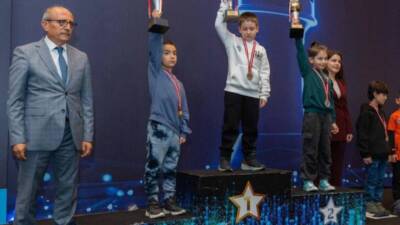 Hatay’ın Samandağ ilçesinde yaşayan genç satranç sporcusu Demir Arslan İlbeyi,