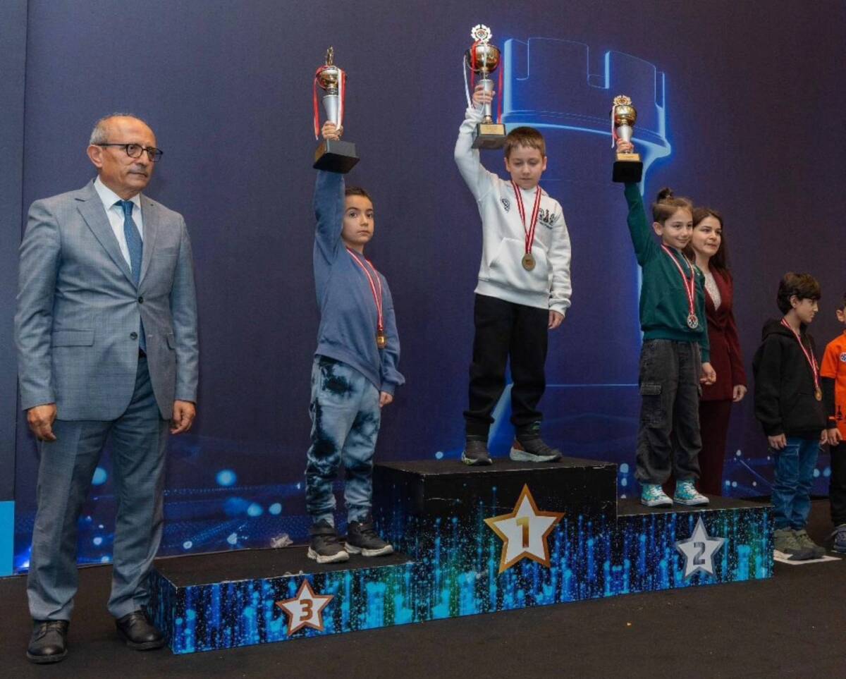 Hatay’ın Samandağ ilçesinde yaşayan genç satranç sporcusu Demir Arslan İlbeyi,