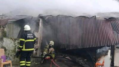 Hatay’ın Dörtyol ilçesinde bir evde çıkan yangın paniğe neden oldu.